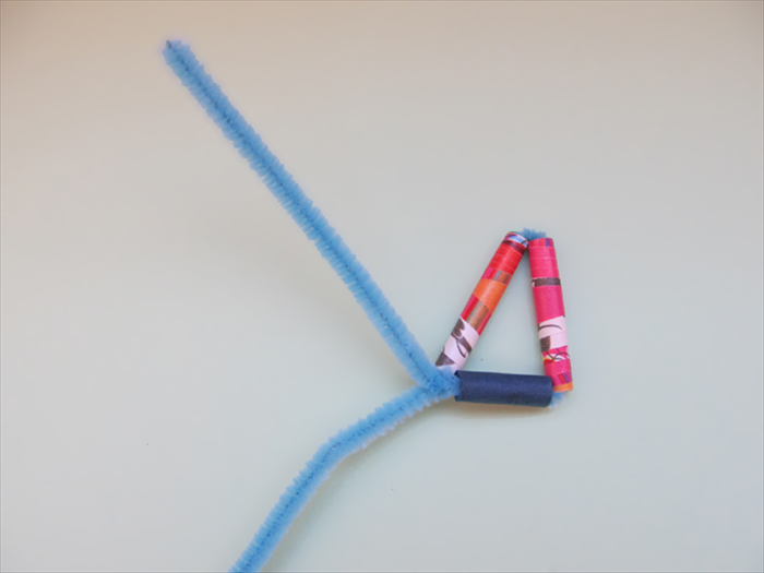 Bend the pipe cleaner where the short and long bead meet
Twist the pipe cleaner 2 times to hold it in place
