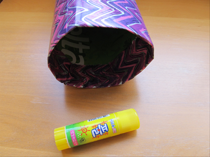 Press all around and straighten it out inside. Glue the paper to the inside of the tube.
Repeat on the other end.
