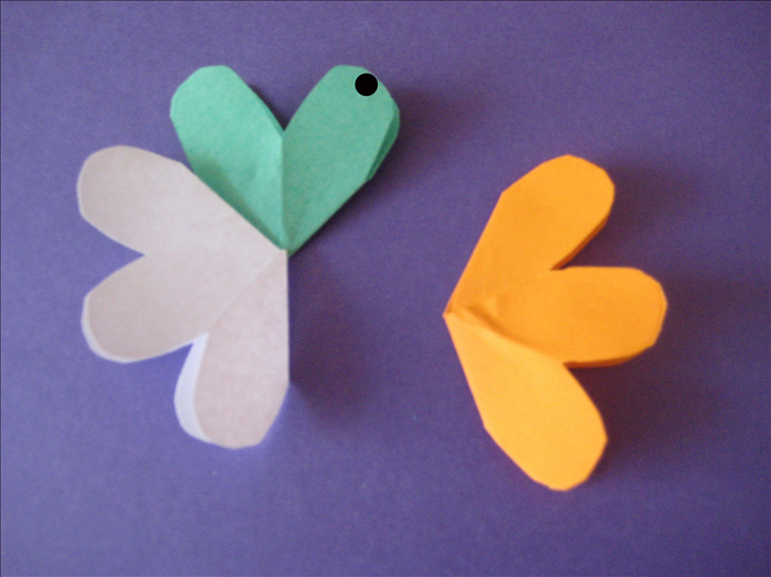 Do the same for the other side. Put one dot of glue on the right petal.
Align the petal of another flower on top of it.
