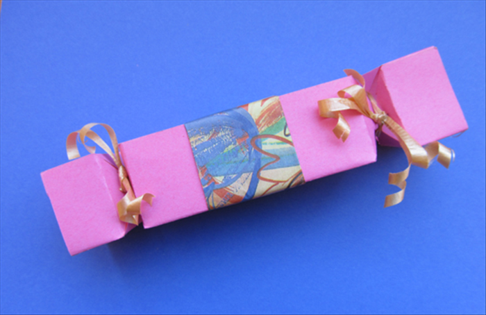Your treat box is ready!

 You can glue a decorative strip, names or ribbon along the center after step 11.
