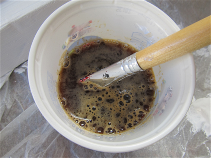 Mix a teaspoon of coffee powder with ¼ cup of water.
This liquid will be used to lightly stain the ropes and give them a slight contrast to the box top 
