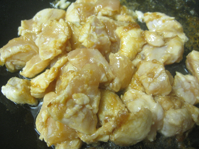 Stir fry the chicken pieces in the 3 tablespoons of oil 2 min 
Remove the chicken from the wok
