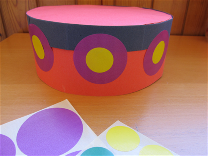 Materials:
Sturdy colored paper
Scissors
Paper glue
Small plate
Ruler
Pen
*optional - if you want to decorate as shown in the picture - large and medium sized colored circle stickers
or round objects to trace and cut circles from
