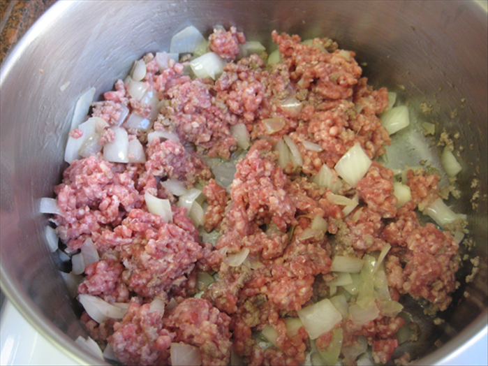 Fry the onion in the oil until it is translucent
Add the chopped meat and stir fry it until there is no more red
