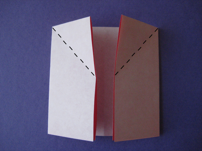 Fold the left inside point down to the left and align the edge.
Fold the right inside point down to the right and align the edge.
