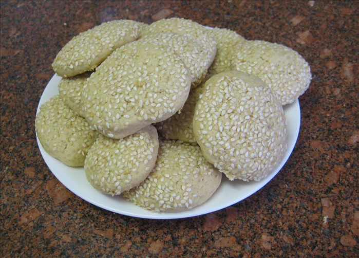 Ingredients:
3 cups flour
1 cup sugar
1 cup butter or margarine
4 teaspoons vanilla
1 tablespoon baking powder
3 large eggs
About ½ cup raw sesame seeds
