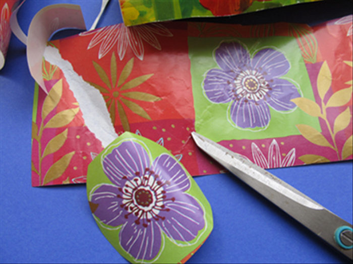 Cut out the flowers from the wrapping paper.