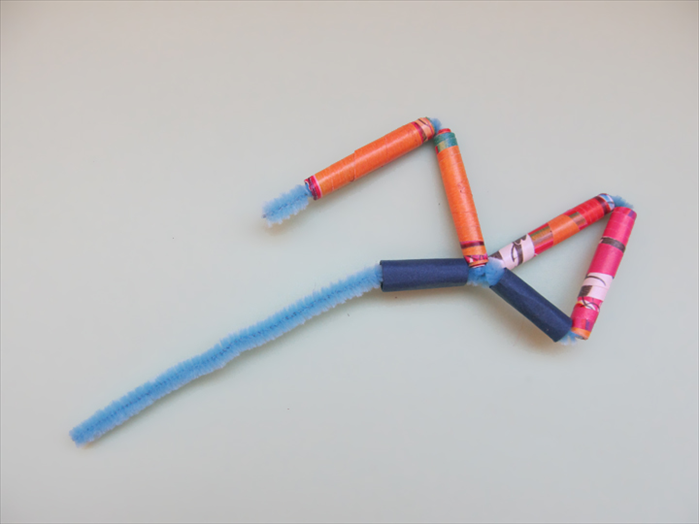 Fold the pipe cleaner between the 2 long beads.
Insert a short bead on the other pipe cleaner
