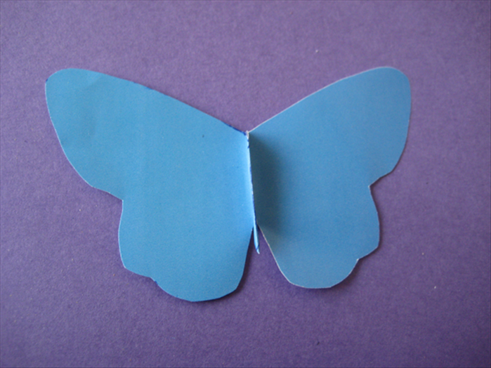 When the glue has dried completely, flip the butterfly over and lift up the folded body section.
You can add decorations if they are drawn or made of light materials.