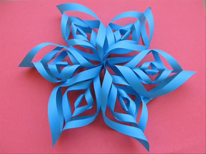 When the glue is dry you twisted snowflake decoration is ready to hang
Enjoy!
